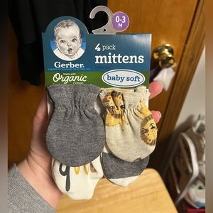 NWT Gerber 0-3M Mittens